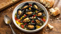 Mexilhões à portuguesa no tacho: vinho branco, coentros e um molho mesmo para pão