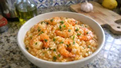 Arroz de camarão com mel e alho: húmido, aromático e pronto para um jantar especial