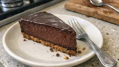 Cheesecake cremoso de chocolate negro — base crocante e recheio aveludado