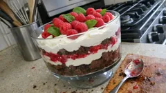 Trifle de chocolate e framboesa em camadas — sobremesa vistosa e fácil