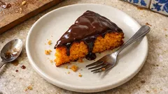 Torta de cenoura fofa e húmida com cobertura de chocolate — receita que sai sempre bem