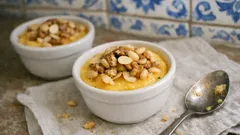 Mousse de maracujá bem cremosa com frutos secos — rápida, fresca e sem forno