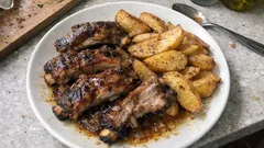 Piano no forno com batatas: a marinada simples para costelinhas bem tenras