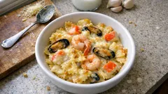 Pasta do mar gratinada: massa cremosa com marisco e queijo bem dourado no forno