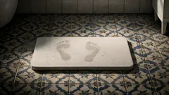 Tapete de pedra para a casa de banho: o truque simples para dizer adeus ao tapete sempre húmido