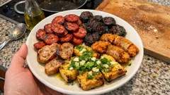 Grelhada mista de enchidos com broa: como acertar no ponto sem rebentar