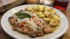 Febras com batatas assadas e escabeche de cebola: almoço de tasca feito em casa