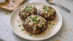 Hambúrgueres no forno com molho cremoso de cogumelos — jantar fácil e suculento