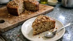 Bolo de noz húmido e aromático: a dica de torrar as nozes faz mesmo diferença