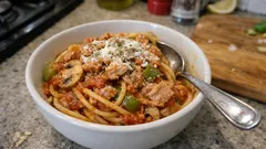 Esparguete de atum cremoso em 20 minutos: um jantar simples com molho de tomate