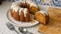 Bolo bundt de abóbora e canela: húmido, fofo e fácil de desenformar