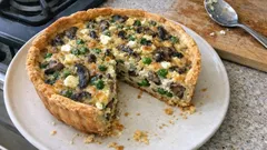 Quiche de cogumelos, ervilhas e queijo de cabra: cremosa e com base bem estaladiça