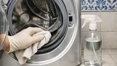 O truque com álcool para limpar a borracha da máquina de lavar e tirar o cheiro a humidade