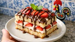 Tiramisù de morangos e chocolate: camadas cremosas e fácil de preparar com antecedência