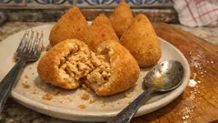 Coxinhas de frango caseiras: uma forma deliciosa de aproveitar sobras e ter petisco pronto