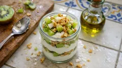 Parfait de coco e kiwi em camadas — fresco, cremoso e pronto em 10 minutos