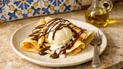 Crepes com gelado de baunilha e chocolate derretido — sobremesa rápida que impressiona