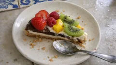 Tarte fria de bolacha com chocolate e fruta fresca: sobremesa fácil, sem forno