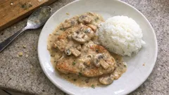 Bifes de peru com natas e cogumelos: cremosos e prontos em poucos passos