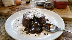 Petit gâteau de chocolate com coração cremoso: o truque do congelador que resulta sempre