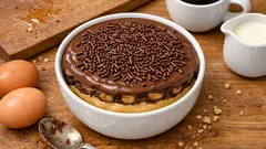 Duo de leite condensado em camadas: sobremesa fresca com café e chocolate