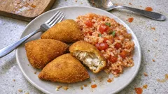 Rissóis de peixe com arroz de tomate malandrinho — crocantes por fora, cremosos por dentro