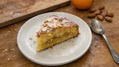 Bolo Mimoso de Tavira: amêndoa, laranja e doce de gila num bolo húmido e leve