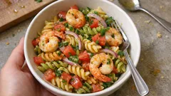 Salada de massa tricolor com camarão: fresca, rápida e com molho de laranja e mostarda