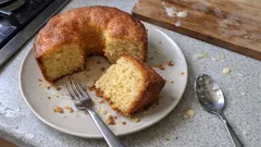 Bolo de liquidificador com 4 ingredientes: fofo e pronto para o lanche