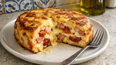 Tortilha de chouriço, queijo e fiambre: cremosa por dentro e pronta em minutos