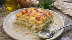 Lasanha de bacalhau cremosa: camadas bem feitas e um gratinado dourado no forno