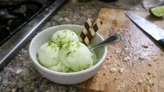 Sorvete de lima cremoso: faz-se com leite condensado e natas, sem máquina