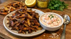 Cascas de batata fritas crocantes com dip de camarão: petisco simples e sem desperdício