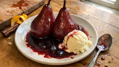 Peras bêbedas em vinho tinto: sobremesa simples com especiarias e calda brilhante