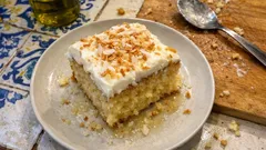 Bolo de coco e três leites bem húmido — simples e perfeito para fazer de véspera