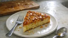 Tarte de amêndoa húmida com cobertura caramelizada — sai sempre douradinha