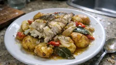 Peixe assado à padeiro no forno: batatas douradas, cebola macia e muito sabor