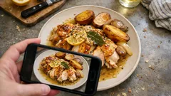 Frango assado no forno com azeite, alho e vinho branco: pele dourada e molho rico