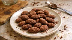 Amêndoas de Páscoa caseiras: receita fácil, sem cozedura e polvilhada em cacau