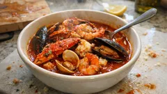 Mariscada com molho diabo: o prato bem quente que pede pão para molhar