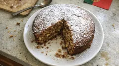 Bolo de café com nozes bem fofo: receita simples para acompanhar o café