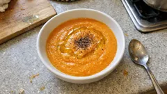 Sopa de cenoura e batata-doce aveludada: simples, económica e sempre cremosa