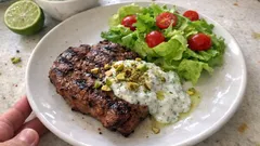 Bife grelhado com molho grego: jantar leve em 20 minutos com salada crocante
