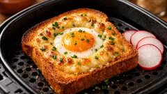 Tosta com ovo e queijo na air fryer em 5 minutos, crocante e com a gema no ponto