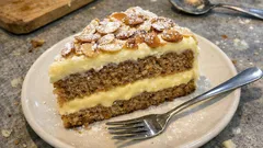 Bolo de canela com creme de pasteleiro: fofo, cremoso e com amêndoa tostada