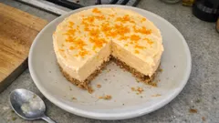 Cheesecake de laranja sem forno: cremoso, fresco e com base crocante de bolacha Maria