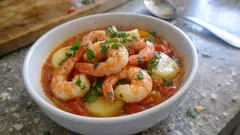 Caldeirada de camarão em camadas: caldo rico e batata no ponto, sem complicações