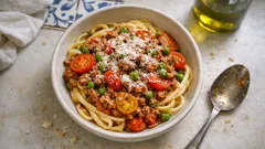 Bolonhesa de verão com tomate-cereja e ervilhas: rápida e cheia de sabor