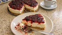 Cheesecake tradicional sem forno: base crocante e creme firme, fácil de cortar