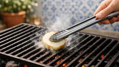 O truque da cebola para limpar a grelha do churrasco em minutos
